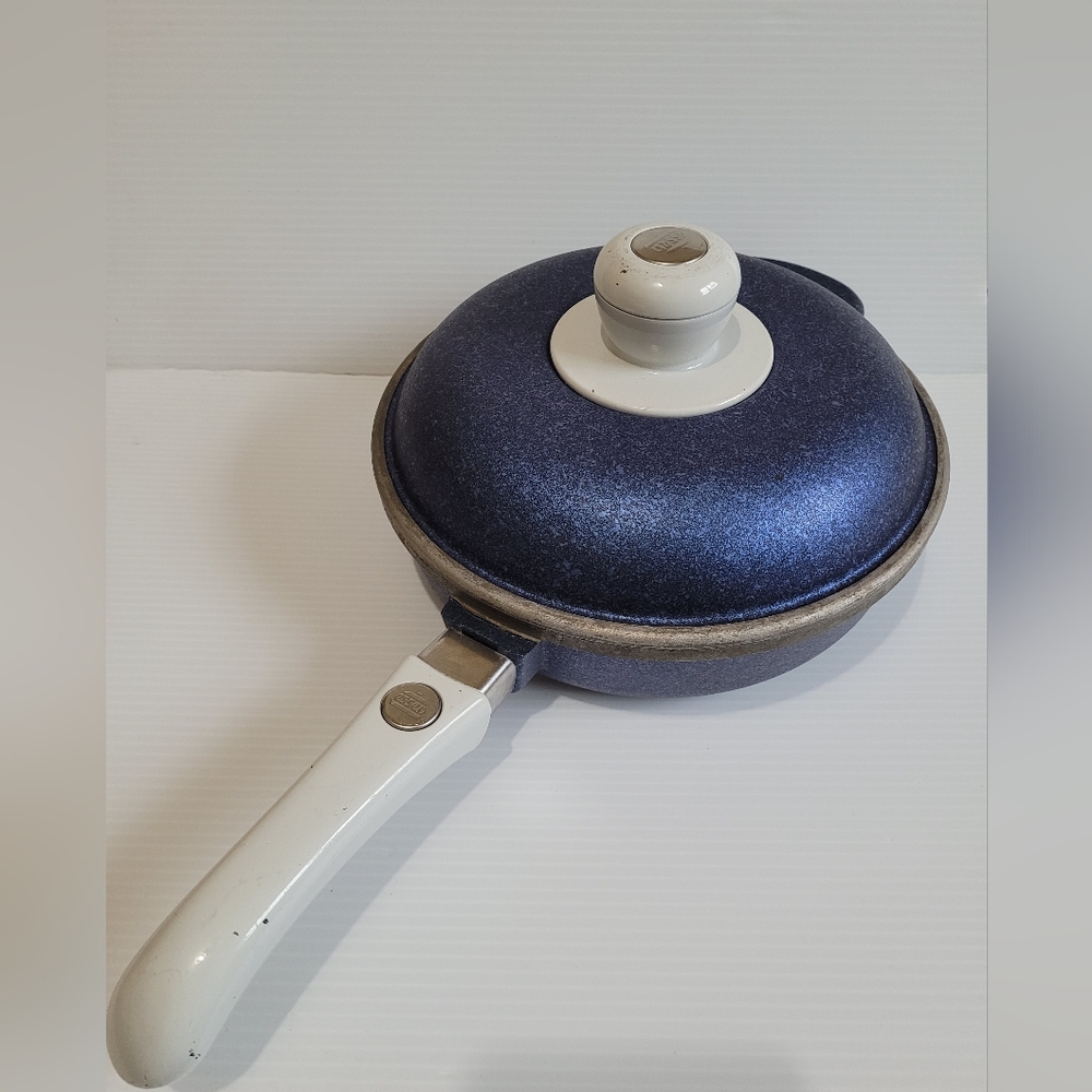 Genuine Essen Sarten 24cm 2922/2 Cast iron lined brass handle Metallic Blue.